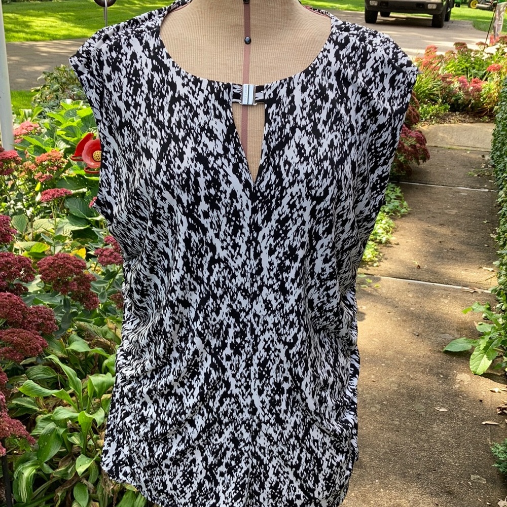 Women’s Vince Camuto 1X sleeveless black and white top Never worn
